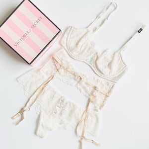 32D MEDIUM Victoria’s Secret 3PCS bridal bra set
